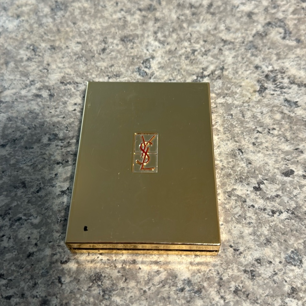 NEVER BEEN USED 🎉 Yves Saint-Laurent Heart Of Light Powder Blush